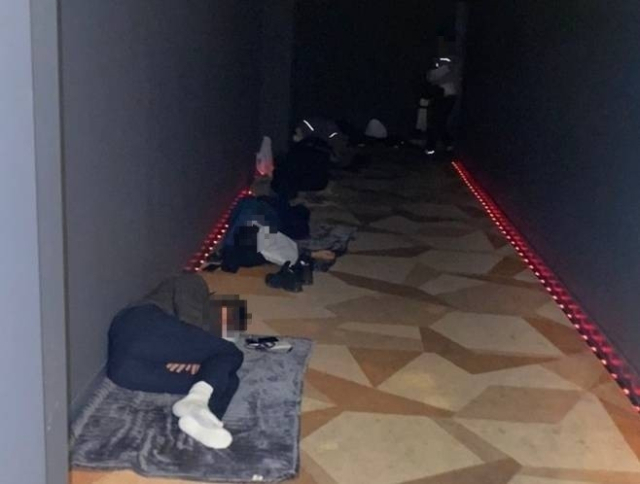 APEC에 동원된 경찰관이 열악한 환경에서 휴식을 취하고 있다. 전국경찰직장협의회 제공. 연합뉴스.