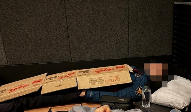 APEC에 동원된 경찰관이 열악한 환경에서 휴식을 취하고 있다. 전국경찰직장협의회 제공. 연합뉴스.