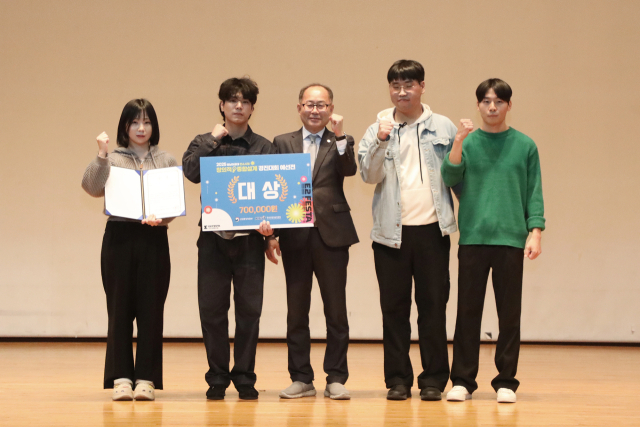 영남이공대 이재용 총장이 대상을 수상한 학생들과 기념 사진을 촬영하고 있다. 영남이공대 제공