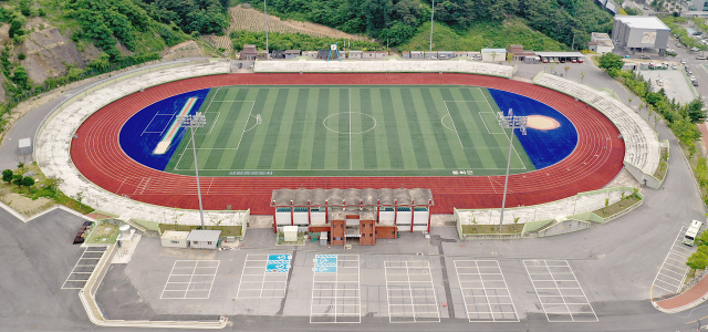준공 후 27년이 지난 봉화공설운동장의 노후화로 안전사고 위험이 커지고, 이용 불편이 지속된 점을 개선하기 위해 체육 인프라 개선사업을 추진한다. 봉화공설운동장 전경. 봉화군 제공
