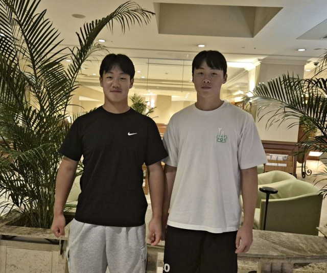 삼성 라이온즈의 오키나와 마무리 훈련에 참가 중인 신인 포수 이서준과 투수 이호범(왼쪽부터). 채정민 기자