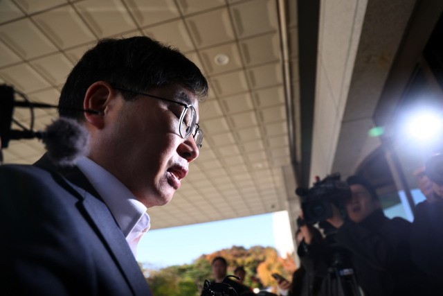 노만석 검찰총장 직무대행이 10일 서울 대검찰청으로 출근하고 있다. 연합뉴스