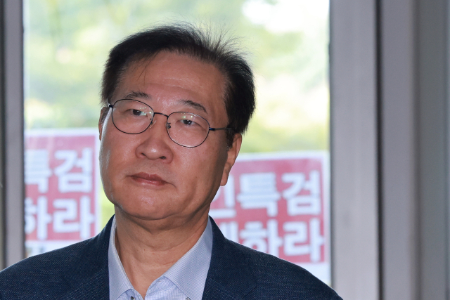 박성재 전 법무부 장관이 서울 서초구 이명현 순직해병 특별검사팀에 피의자 신분으로 출석하고 있다. 박 전 장관은 채 상병 사망사건 수사 외압 의혹의 핵심 피의자인 이종섭 전 국방부 장관의 호주 도피를 도운 혐의를 받는다. 연합뉴스