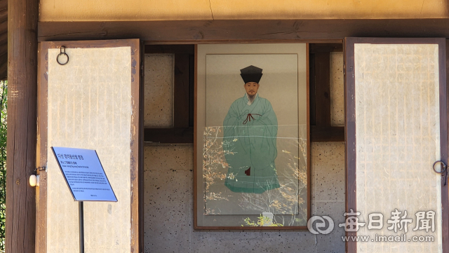 포항시 남구 장기유배문화체험촌 내 다산 정약용 선생의 유배생활 재현공간에 60대 모습을 복원한 영정 초상화가 걸려 있다. 포항시 제공