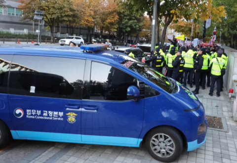尹, 해병특검 첫 피의자 조사…진술거부 없이 100여쪽 질문 공방