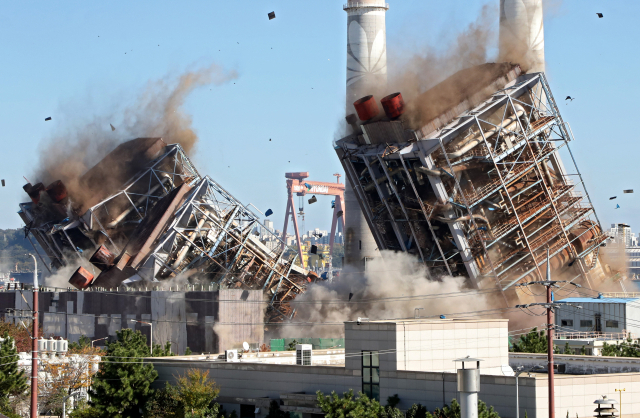 울산화력 보일러타워 4·6호기 발파 해체 [영상]