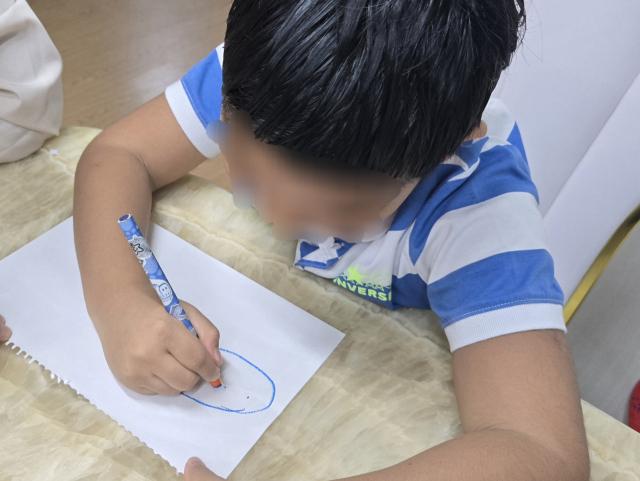지난 9월 26일 자폐성 장애를 앓고 있는 태진(9) 군이 그림을 그리고 있다. 임재환 기자