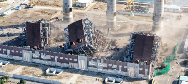 울산발전소 보일러타워 4·6호기 발파…매몰자 구조 속도