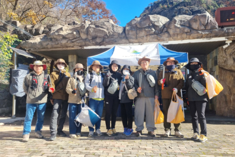 청송 지질공원 해설사, 절골계곡서 플로깅 활동…'깨끗한 탐방 환경 조성'