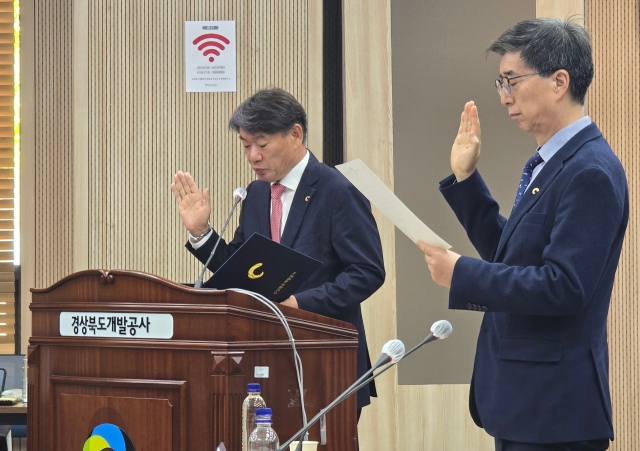 이재혁 경북개발공사 사장(왼쪽)과 조영철 전무(오른쪽) 등 공사 임직원들이 경북도의회 건설소방위원회가 추진한 행정사무감사에서 증인 선서를 하고 있다. 김영진 기자