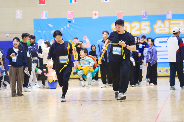 지난 8일 국립경국대학교 체육관에서 개최된 경북교육청 싱글벙글 가족 올림픽 행사에서 엄마 아빠가 아이를 그네에 태워 달리는 경기를 진행하며 참가자들이 미소 짓고 있다. 김영진 기자