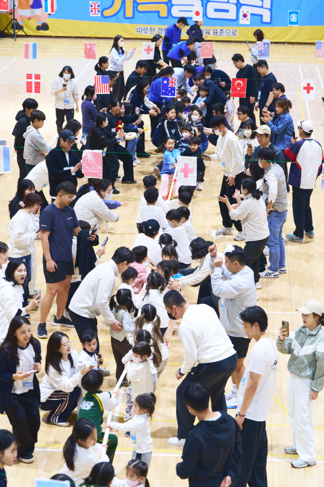 경북교육청 싱글벙글 가족 올림픽 행사에서 줄다리기 경기에 참가한 경북지역 어린이들이 학부모들의 응원을 받으며 대회를 진행하고 있다. 김영진 기자