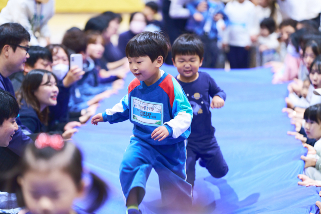 경북교육청 싱글벙글 가족 올림픽 행사에서 어린 자녀들을 위한 경기로 마련된 구름다리 릴레이 달리기 행사에서 참가한 어린이들이 부모들이 만들어 둔 천위를 달리며 즐거워 하고 있다. 김영진 기자