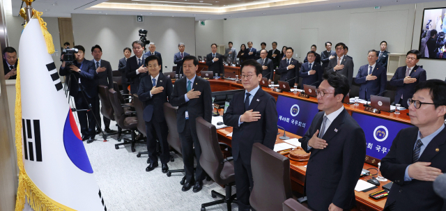 이재명 대통령이 11일 용산 대통령실에서 열린 국무회의에서 국기에 경례하고 있다. 연합뉴스