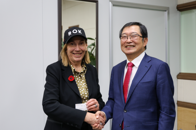 수 라인즈 호주 상원의장이 이끄는 호주 연방의회 사절단이 11일 전쟁기념관을 방문했다. 전쟁기념사업회제공