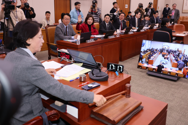 회의 안건·증인 채택 충돌…법사위 개회 38분 만에 정회