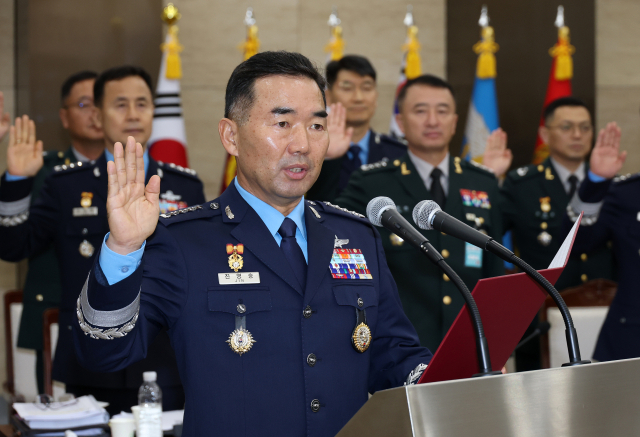 진영승 합동참모본부 의장이 10월 14일 서울 용산구 합동참모본부에서 열린 2025년 국정감사에서 증인 선서를 하고 있다. 연합뉴스