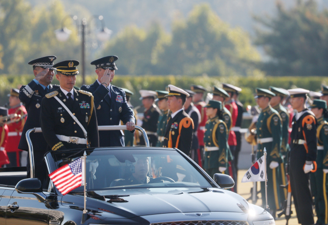 진영승 합참의장과 존 대니얼 케인 미국 합참의장이 지난 3일 용산구 국방부 연병장에서 열린 한미 군사위원회 회의(MCM) 환영 의장행사에서 의장대를 사열하고 있다. 연합뉴스