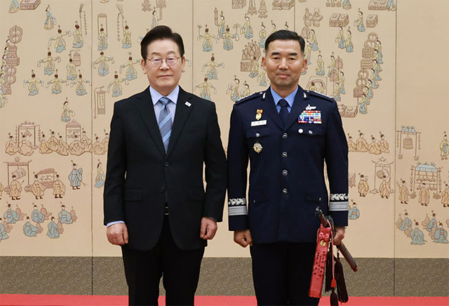 이재명 대통령이 지난 9월 2일 서울 용산 대통령실 청사에서 진영승 합참의장 후보자에게 삼정검 수치를 수여한 뒤 기념촬영을 하고 있다.(대통령실 제공)