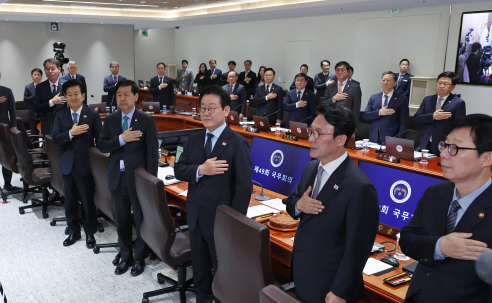 관세 협상 지연에 정부 탄소 감축 압박까지…산업계 시름