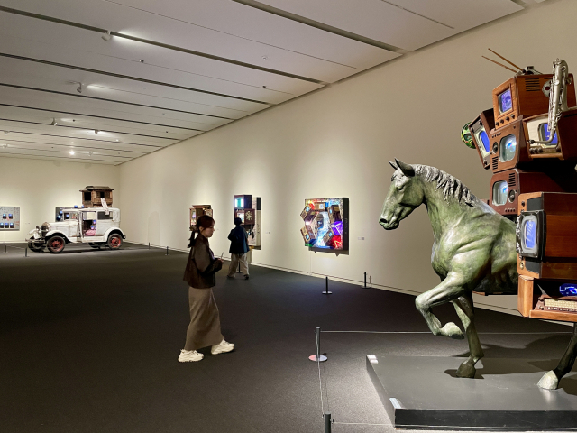 우양미술관 2층은 아모아코 보아포의 작품으로 채워졌다. 강렬한 시선과 원색의 색감, 화려한 패턴이 눈에 띈다. 주말앤 팀