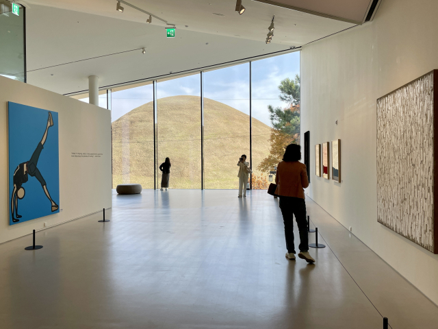 관광객들로 붐비는 황리단길의 한 젤라또 가게 앞에 APEC 기간 백악관 대변인 캐롤라인 레빗이 다녀갔다는 문구가 붙어있다. 주말앤 팀