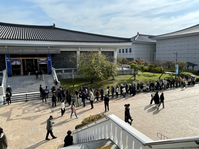 한미·한중정상회담장으로 쓰인 국립대구박물관 내 특별전시관 앞에서 수많은 관람객들이 입장을 기다리고 있다. 주말앤 팀