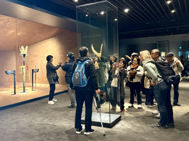신라 금관전 전시장이 관람객들로 붐비고 있다. 주말앤 팀