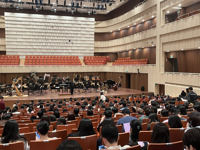 지난 8일 대구콘서트하우스에서 진행된 심포니홀 슈퍼 브라스 WITH 오사카 시온 윈드 오케스트라의 공연을 관람하기 위해 관객들이 착석하고 있다. 김세연 기자