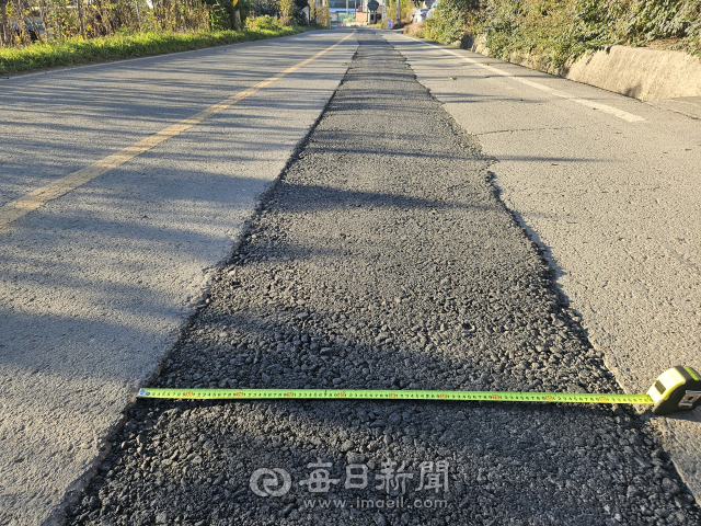 설계도면 보다 크게 축소된 너비의 굴착 작업이 된 영천시 대창면 사리리 오수관로 정비사업 현장. 강선일기자