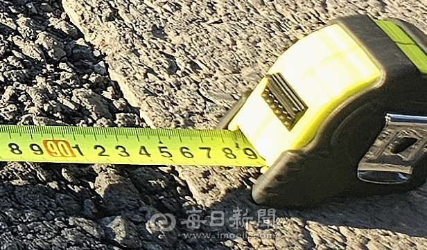 너비 95cm로 굴착 작업이 된 영천시 대창면 사리리 오수관로 정비사업 현장. 강선일기자