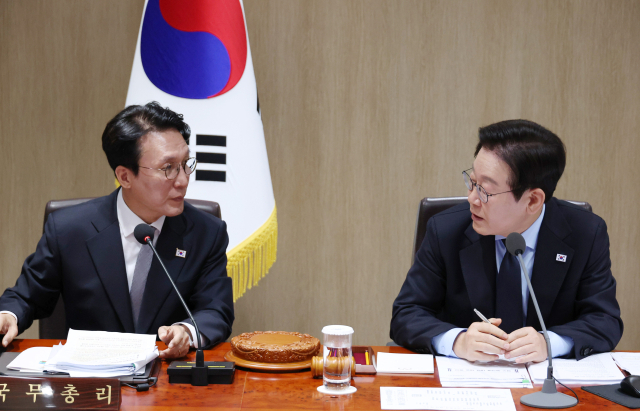 이재명 대통령과 김민석 국무총리가 11일 용산 대통령실에서 열린 국무회의에서 회의 공개 범위에 대해 조율하고 있다. 연합뉴스