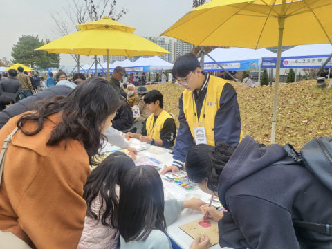 '태극기와 함께한 하루'…경일대 학생들, 청소년과 보훈의 의미 나눴다