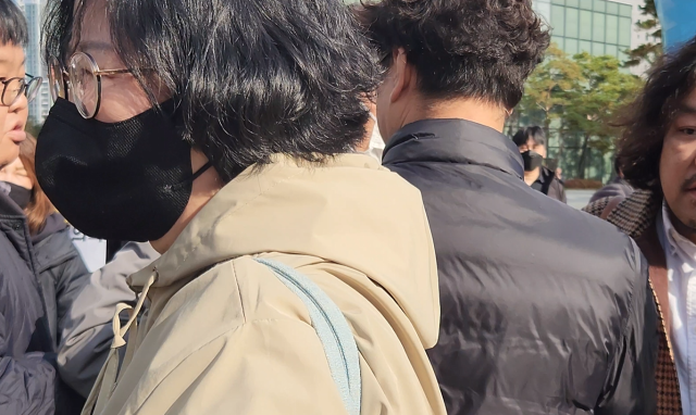 취재진 질문을 받자 황급히 몸을 피하는 송명순 전가협 공동의장과 취재진을 몸으로 막아서는 전가협 회원들