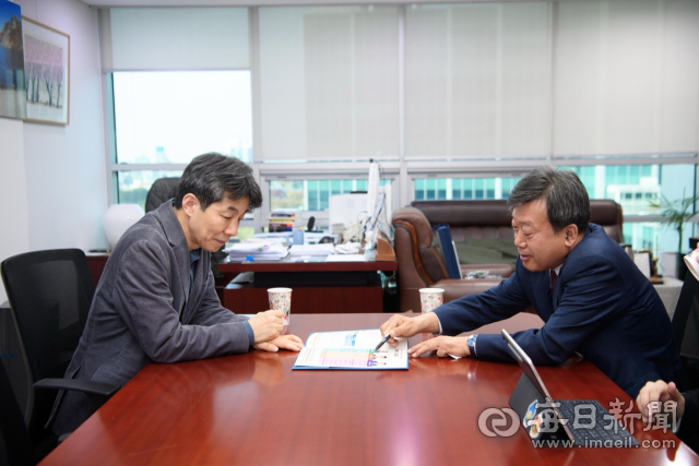 남한권 군수는 행정안전위원회 윤건영 의원을 찾아 당면사항을 설명하고 있다. 울릉군제공