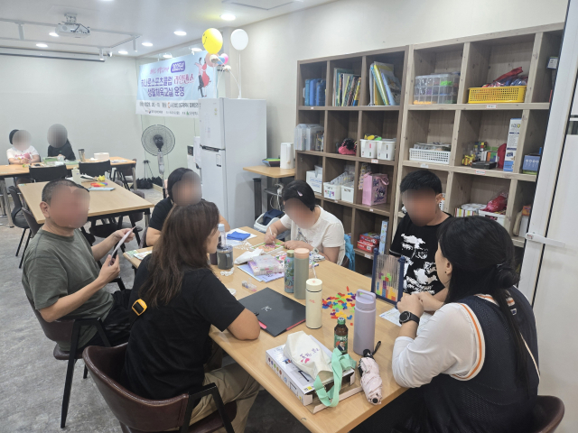 지난 9월 19일 찾은 대구 한 주간활동센터. 발달장애인들이 그림을 그리고 예체능 활동을 하는 모습. 대구시장애인권익협회 제공