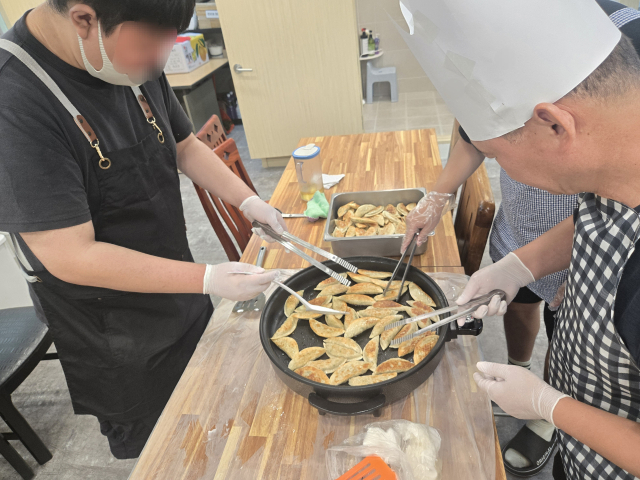 지난 9월 19일 찾은 대구 한 주간활동센터. 발달장애인들이 점심 시간을 앞두고 요리하는 모습. 대구시장애인권익협회 제공