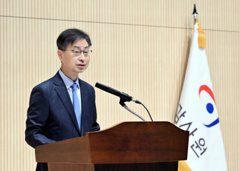 최재해 퇴임식서 '세상은 요지경' 노래 튼 감사위원