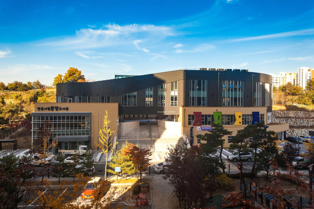 안동시립도서관이 올 한 해동안 시민의 삶 속으로 깊이 스며드는 다양한 사업을 추진해 지역 대표 복합문화공간으로 자리매김했다. 안동시 제공