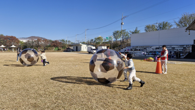 대구시교육청은 12일 군위군 생활체육공원에서 대구군위초병설유치원 유아와 대구군위초 1~2학년 학생 총 90명을 대상으로 
