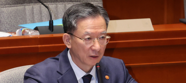 사퇴 거부한 정성호 