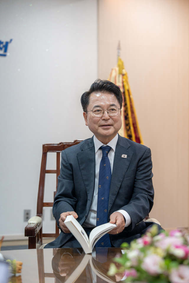 [김건표의 픽 인터뷰] '인형을 사랑하고 마임에 빠진 남자'…육동한 춘천시장