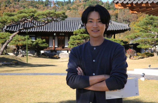 박상혁 한옥카페 묘운 대표가 별채인 충효당을 배경으로 포즈를 취하고 있다. 김도훈 기자