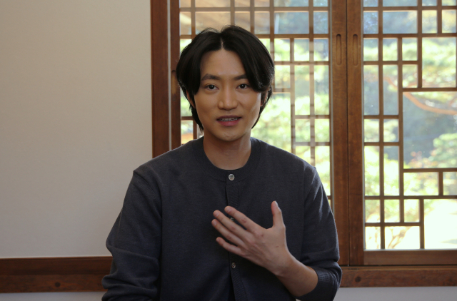 박상혁 한옥카페 묘운 대표가 별채인 충효당에서 묘골마을 이야기를 들려주고 있다. 김도훈 기자