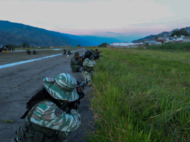 미국과 베네수엘라의 긴장이 고조되고 있는 가운데 볼리바르 민병대와 베네수엘라 병력들이 