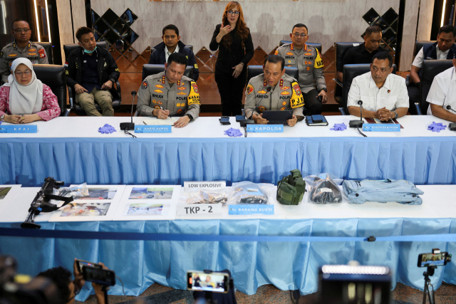 지난 7일 자카르타 북부 SMA 72 고교 내 모스크에서 예배 중 발생한 폭발 사건과 관련해 인도네시아 경찰이 11일(현지시간) 기자회견을 하고 있는 모습. 로이터 연합뉴스
