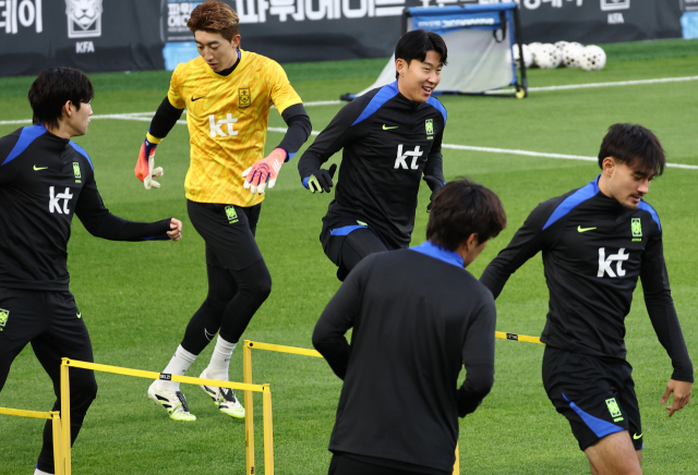 손흥민(가운데)과 조현우 등 한국 축구대표팀 선수들이 11일 충남 천안 대한민국축구종합센터에서 진행된 오픈 트레이닝에서 몸을 풀고 있다. 2022년 착공해 지난 9월 임시 사용 승인을 받은 해당 훈련장에서 성인 대표팀이 훈련을 한 것은 이번이 처음이다. 이 센터는 올해 말 최종 완공 예정이며, 2001년 문을 열어 노후된 파주 국가대표트레이닝센터(NFC)를 대신해 한국 축구 대표팀의 새로운 요람으로 자리잡을 예정이다. 전창훈 기자·연합뉴스