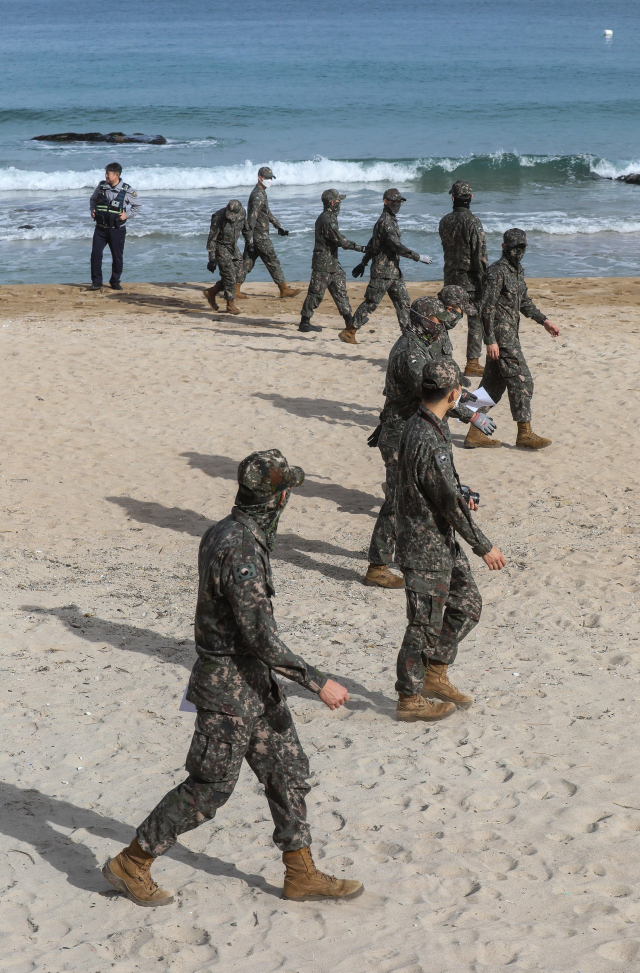 포항 해안가에서 중국산 차 포장지에 싸인 마약이 잇따라 발견되면서 군과 경찰이 수색에 나서고 있다. 12일 오후 북구 흥해읍 오도1리 간이해수욕장에서 민관 합동 수색이 진행 중인 모습. 우태욱 기자 woo@imaeil.com