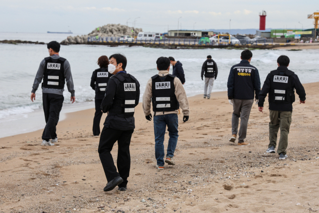 포항 해안가에서 중국산 차 포장지에 싸인 마약이 잇따라 발견되면서 군과 경찰이 수색에 나서고 있다. 지난 12일 북구 흥해읍 오도1리 간이해수욕장에서 민관 합동 수색이 진행 중인 모습. 우태욱 기자 woo@imaeil.com