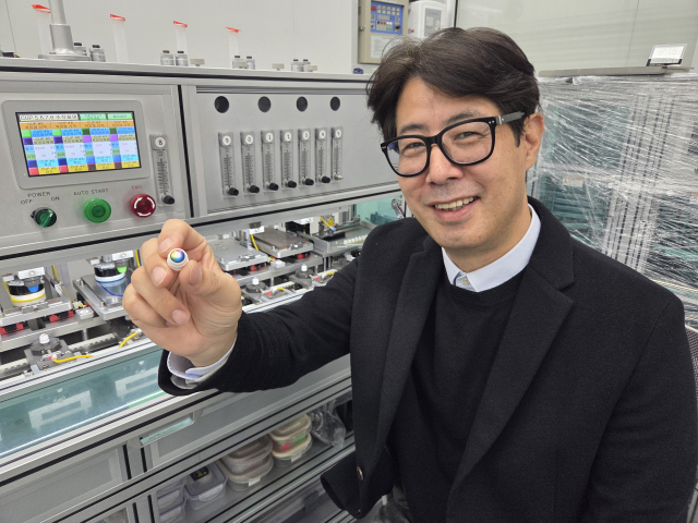 지난 12일 이용준 컬러렌 이사가 자사의 대표 제품인 2만 DPI 초정밀 컬러렌즈를 보여주고 있다. 조규덕 기자